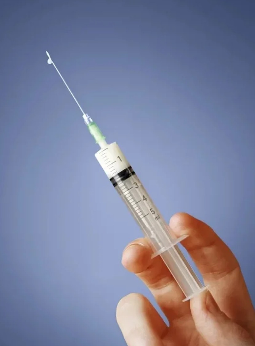 marc_vanguard's tweet photo. 🔴 Va-t-on vraiment euthanasier des débiles mentaux ?

👉 Pardon pour la formule, mais le texte actuel de la proposition de loi sur la "fin de vie" prévoit bien qu'on puisse euthanasier des personnes sous tutelle, curatelle, et au discernement altéré.

👉 Plus surprenant encore, toutes les personnes euthanasiées n'auront pas eu exactement les mêmes informations en amont :
"Le médecin délivre à la personne protégée une information adaptée à ses facultés de discernement." (art 5)

👉 Toujours plus surprenant, les tuteurs des personnes sous tutelle/curatelle seront consultés mais simplement pour donner leur avis. Pour info, en quelque sorte.
Ils peuvent toutefois saisir un juge administratif s'ils s'opposent à une décision d'euthanasie prise contre leur avis.

🔴 Des handicapés mentaux qui n'ont même pas le droit de contracter le moindre crédit, de commander une carte de crédit ou de s'acheter une voiture pourraient donc demander à ce qu'on les aide à se suicider.

Et vous, si une personne en situation de handicap mental vous dit qu'elle a envie de se suicider, que faites-vous ?
🅰️ vous essayez de la protéger et de la dissuader
🅱️ vous lui ouvrez la fenêtre du 10e étage

Mercredi prochain, les députés pourraient voter pour un texte qui légalise l'option B.

Alors, certes, le texte de loi précise aussi que la demande d'euthanasie doit être issue d'une "volonté libre et éclairée", pour des personnes dont le discernement n'est pas "gravement altéré".

👉 Mais peut-on vraiment penser qu'une personne jugée trop vulnérable pour commander une carte de crédit ait un discernement suffisamment lucide pour demander la mort ?
