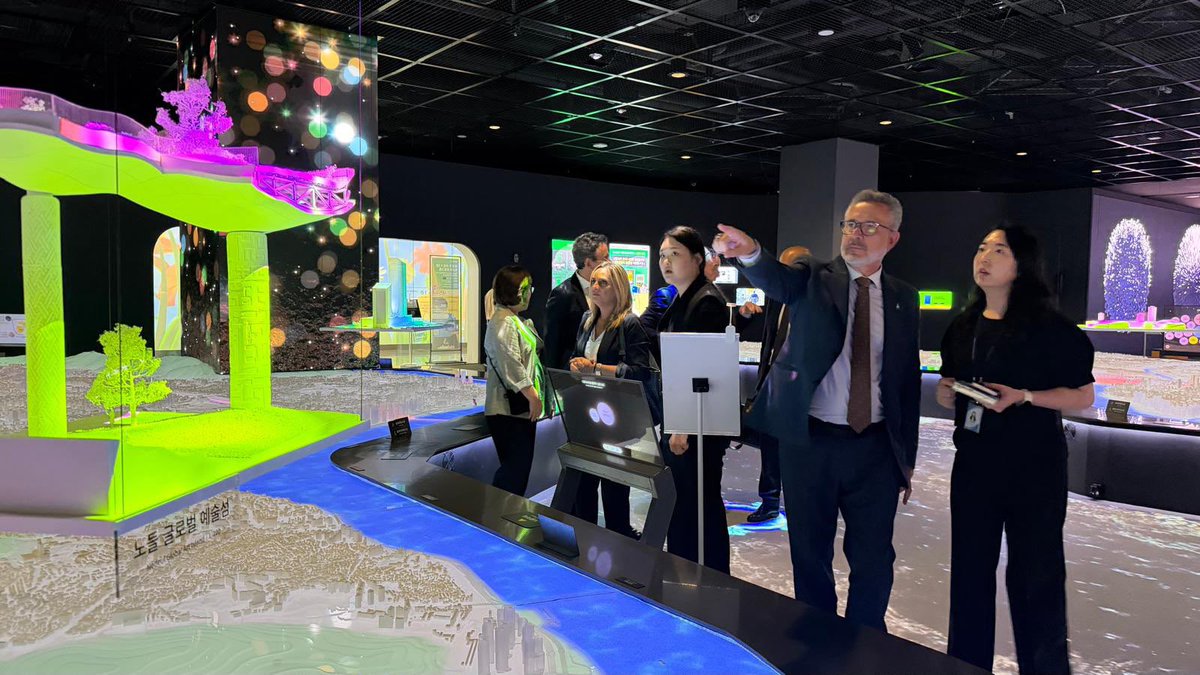 dipgra's tweet photo. 📍 El diputado de Fondos Europeos, Desarrollo, Industria y Empleo, Antonio Díaz, participa en Seúl en un encuentro para estrechar relaciones y abrir nuevas oportunidades de colaboración en ámbitos como la innovación, la tecnología y el desarrollo urbano https://t.co/AKHDzZxBcV