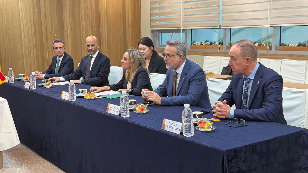 dipgra's tweet photo. 📍 El diputado de Fondos Europeos, Desarrollo, Industria y Empleo, Antonio Díaz, participa en Seúl en un encuentro para estrechar relaciones y abrir nuevas oportunidades de colaboración en ámbitos como la innovación, la tecnología y el desarrollo urbano https://t.co/AKHDzZxBcV