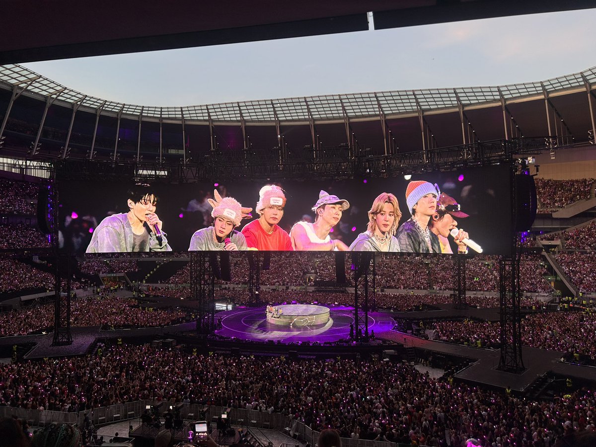 johnnyaddict's tweet photo. man the first time was so nice… I had to do it twice! bts arirang world tour london n2 was a dream, let’s stay young forever 💜 https://t.co/mcIIaxXBjG
