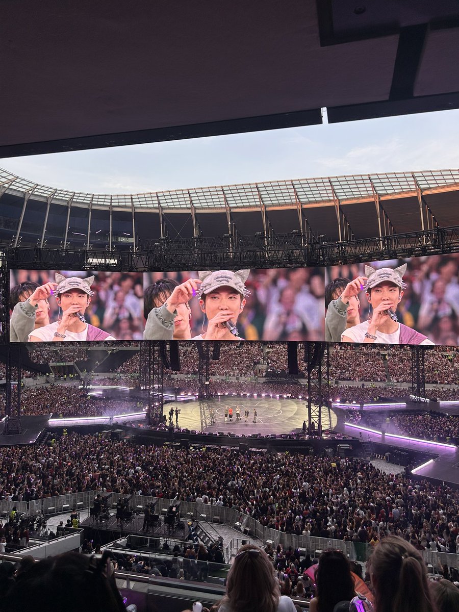 johnnyaddict's tweet photo. man the first time was so nice… I had to do it twice! bts arirang world tour london n2 was a dream, let’s stay young forever 💜 https://t.co/mcIIaxXBjG