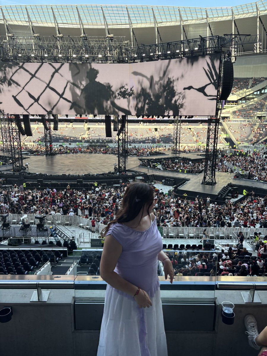 johnnyaddict's tweet photo. man the first time was so nice… I had to do it twice! bts arirang world tour london n2 was a dream, let’s stay young forever 💜 https://t.co/mcIIaxXBjG