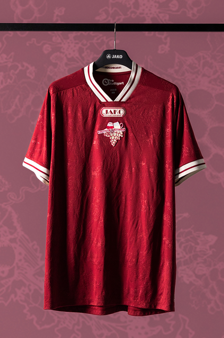 spaetzleultra's tweet photo. Jako hat sich einfach beim Trikot für's Stuttgarter Weindorf mehr Mühe gegeben als für das vom VfB kannst keinem erzählen https://t.co/KyueMyet2K