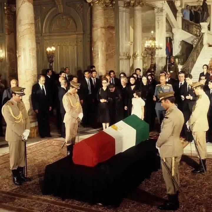 AfChabok's tweet photo. @ariiaban اون شاهنشاه آریامهر شما بود که حتی قبرشم بیابانگردای عرب کندن https://t.co/XUcR9YLQuo