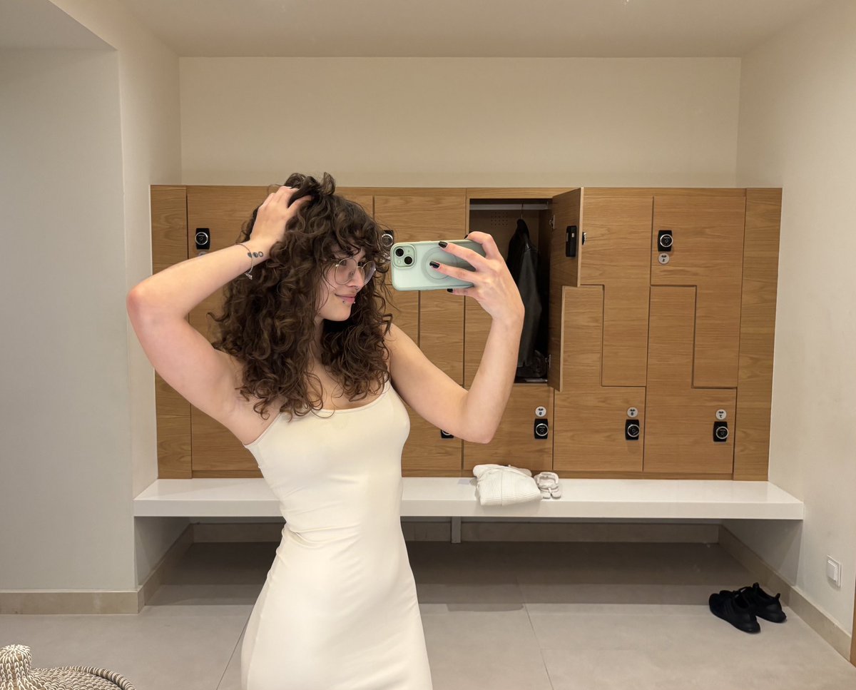 Emilyxdeann's tweet photo. i think i look pretty average what do u think https://t.co/vcf26Yujub