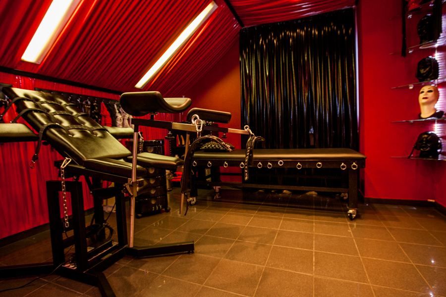 KinkyRevol14530's tweet photo. Schöne Aussicht auf eure nächste Kinkytime! #bdsm #kinkytime #rentaroom #playroom #kinky #fetisch #roleplay #duesseldorf https://t.co/p8Dr0INJNo