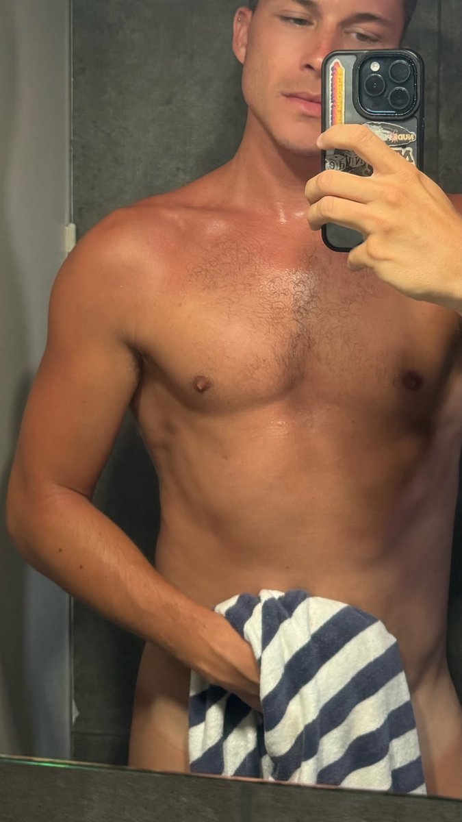 famososenbolas2's tweet photo. Estoy: hiperventilando. 🥵 ¿Quieres matarme o qué, Raoul? https://t.co/pXNEcWlko3