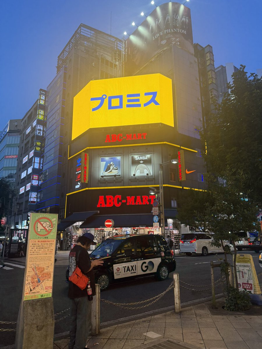 dahuanggjun's tweet photo. The jnjm onitsuka tiger opening should be here!! Its near the 3d cat! It’s opposite the ABC store (first pic)

If you’re taking the train take exit A7! It’s just right beside the store! (second pic) 
 
Japan, 〒160-0022 Tokyo, Shinjuku City, Shinjuku, 3 Chome−26−11 https://t.co/BVAxiyzLE5