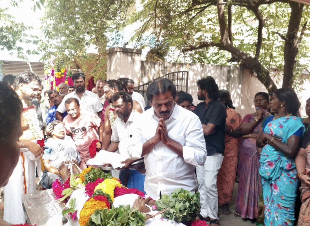 SholinghurRavi's tweet photo. திரைப்பட நடிகரும், தலைவரின் தீவிர ரசிகரான அண்ணன் ஜீவா அவர்களின் தந்தை உடல்நலக்குறைவால் காலமானார். அவரின் ஆத்மா சாந்தியடைய எல்லாம் வல்ல இறைவனை வேண்டி உடலுக்கு அஞ்சலி செலுத்திய போது. https://t.co/Rf3PFQeEuy