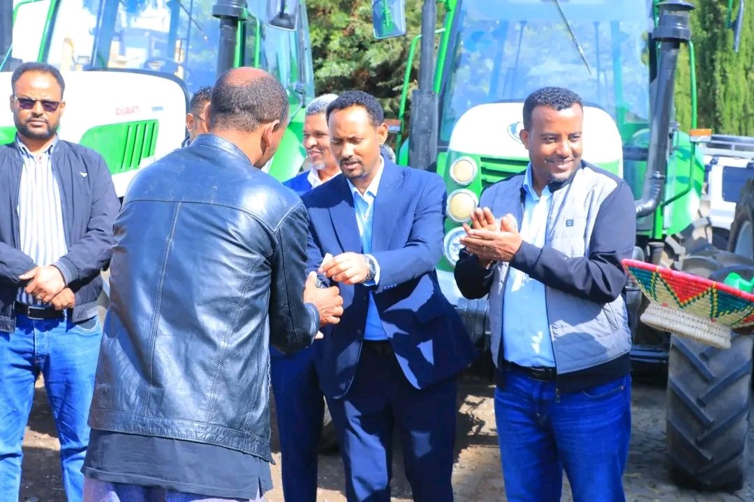 AppAmhara's tweet photo. "የግብርና ሜካናይዜሽን የግብርና ሽግግርን የሚያፋጥንና የኢኮኖሚ አብዮትን የሚያረጋግጥ ስትራቴጂካዊ እርምጃ ነው"  ድረስ ሳህሉ (ዶ/ር) 

በደቡብ ወሎ ዞን ዘመናዊ የግብርና ሽግግርን ለማፋጠንና የእርሻ ሥራን በዘመናዊ ዘዴ እየተሰራ ነው። https://t.co/bOP7inWA6J