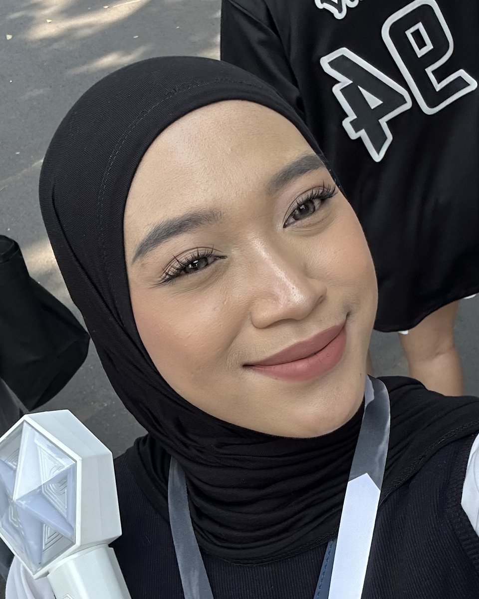 twisssco's tweet photo. kalian yg OILY SKIN dan mau MAKEUP KONSER WAJIB CATET! pokoknya yg penting skinprep + complexion 👍🏻

- skinprep oily skin jgn tebel2 tpi ttp harus well hydrated, aku pake set skincare omg yg brightening kecuali moist nya
- cushion pake trueve, pas di venue pun sekitar ku bbrpa orang juga pake cushion ini. Merah/silver oke semua, tp aku pake silver
- powder foundation somethinc, makeup jd lebih mulus dan nambah coverage
- loose powder teratu, asli ini bikin muka gk cepet berminyak
- setting spray, sesuai keyakinan masing2 tpi aku pakenya sea makeup 👍🏻