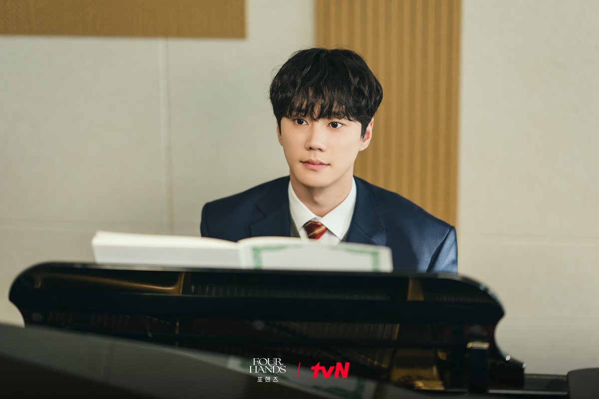 CJnDrama's tweet photo. 꿈을 접었던 소년, 다시 건반 앞에 서다🎹
비운의 천재 피아니스트 최정요로 변신한 이준영!
강비오가 있는 피아노과에 전학생 최정요의 등장이라..✨

화음처럼 얽힌 청춘들의 우정과 성장 <포핸즈>
8/29 [토] 밤 9:10 첫 방송 | tvN

#tvN #포핸즈 #FourHandsTwoSonatas
#송강 #이준영 #장규리
#즐거움엔20tvN #스트리밍은TVING