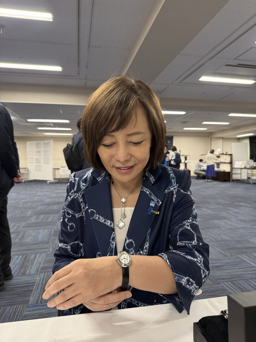 ginzamuramatsu's tweet photo. 【お客様の笑顔☺️】

たくさんのお言葉とたくさんの笑顔に出会えた2日間でした。

出店を迷っていた社長に勇気と激励のお言葉までいただき、本当にありがとうございました✨✨

日本製🇯🇵日本の商品をしっかりとお届けできるようにがんばります。
明治時代から続く老舗の誇りを守ってまいります✨

※ご家族4人分の時計をご購入してくださったお客様🥹✨

双子でお揃いの時計をご購入くださいましたお客様✨

お仕事帰りに来てくださったお客様✨

ありがとうございました✨

みなさまの着画もぜひ送ってくださったら嬉しいです🥹

#銀座村松時計店
#日本製の覚悟店