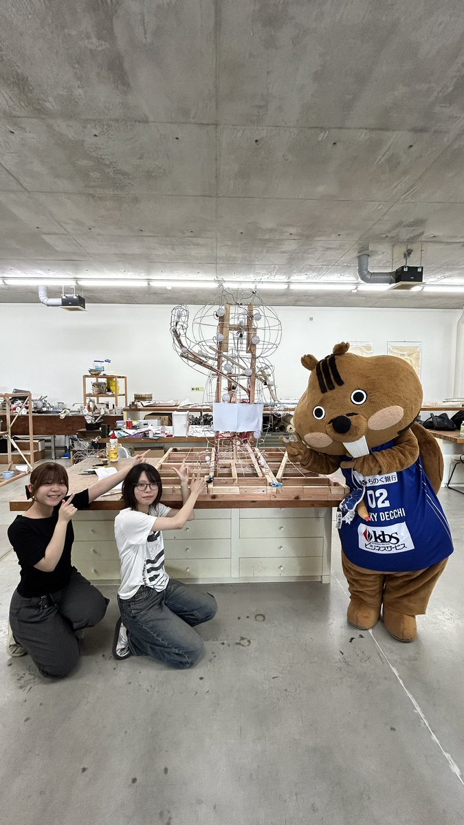 aomori_wats's tweet photo. ／
活動報告🐿
＼

本日7/8（水）に、#クイッキー・デッチ が「デッチねぶた」の紙貼り作業に参加🙌

今年の青森ねぶた祭で運行する「デッチねぶた」は、青森公立大学ねぶた制作サークルの皆さんにご協力いただきながら制作を進めています💨

本日は制作現場にお伺いし、デッチも実際に紙貼り作業を体験‼️

ご協力いただいた青森公立大学ねぶた制作サークルの皆さん、ありがとうございました🙇‍♀️

作業の様子は後日お届けいたしますのでお楽しみに📹✨

@quicky_decchi 
#青森ワッツ