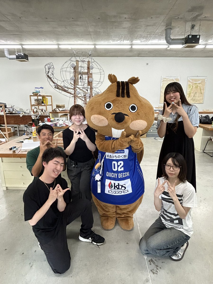 aomori_wats's tweet photo. ／
活動報告🐿
＼

本日7/8（水）に、#クイッキー・デッチ が「デッチねぶた」の紙貼り作業に参加🙌

今年の青森ねぶた祭で運行する「デッチねぶた」は、青森公立大学ねぶた制作サークルの皆さんにご協力いただきながら制作を進めています💨

本日は制作現場にお伺いし、デッチも実際に紙貼り作業を体験‼️

ご協力いただいた青森公立大学ねぶた制作サークルの皆さん、ありがとうございました🙇‍♀️

作業の様子は後日お届けいたしますのでお楽しみに📹✨

@quicky_decchi 
#青森ワッツ