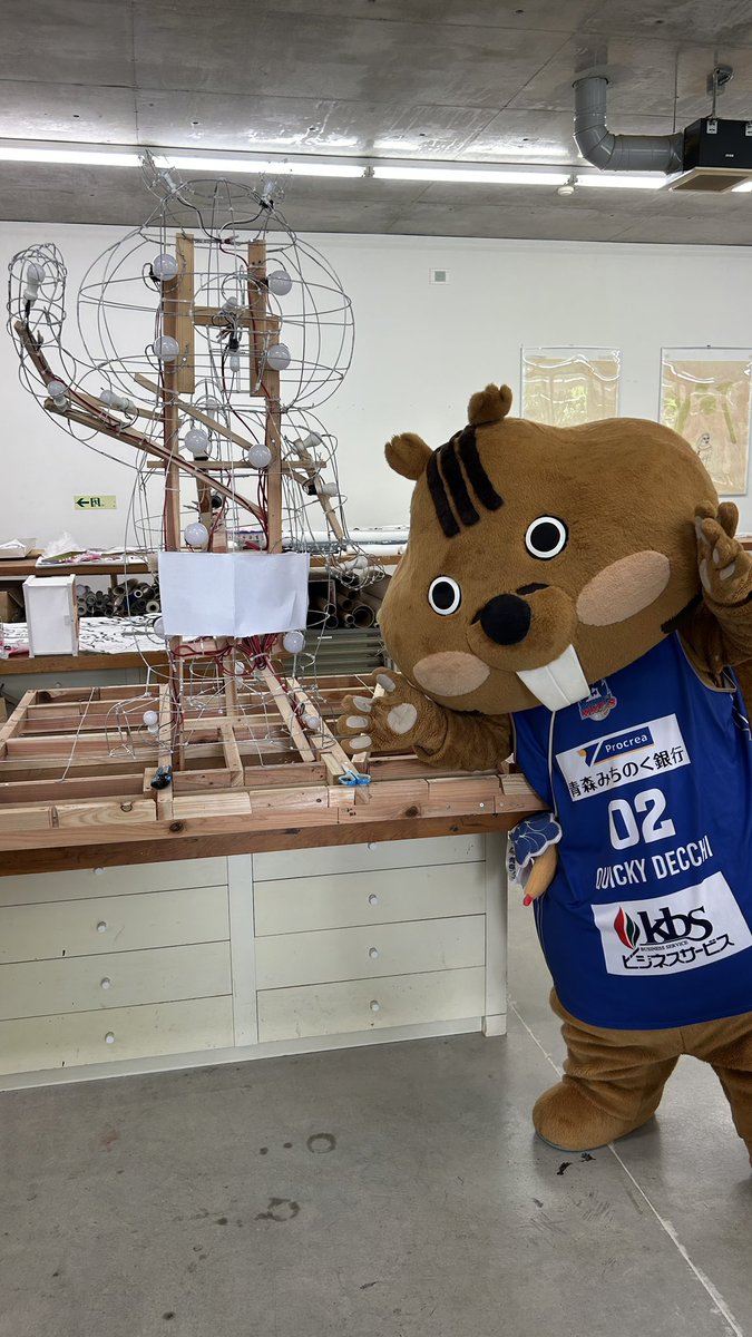 aomori_wats's tweet photo. ／
活動報告🐿
＼

本日7/8（水）に、#クイッキー・デッチ が「デッチねぶた」の紙貼り作業に参加🙌

今年の青森ねぶた祭で運行する「デッチねぶた」は、青森公立大学ねぶた制作サークルの皆さんにご協力いただきながら制作を進めています💨

本日は制作現場にお伺いし、デッチも実際に紙貼り作業を体験‼️

ご協力いただいた青森公立大学ねぶた制作サークルの皆さん、ありがとうございました🙇‍♀️

作業の様子は後日お届けいたしますのでお楽しみに📹✨

@quicky_decchi 
#青森ワッツ