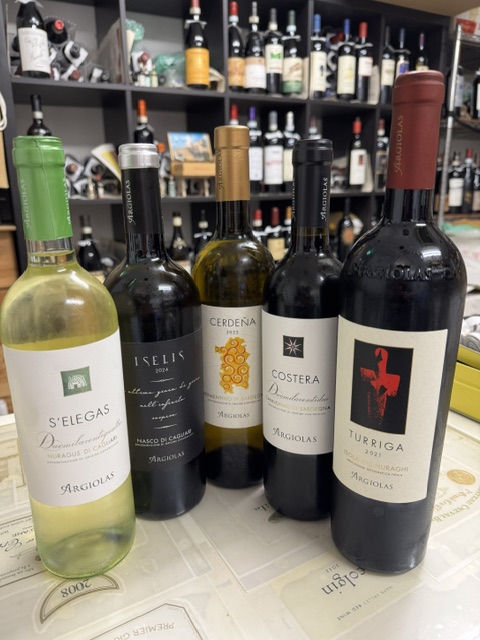 vinotastevin's tweet photo. 以前お知らせいたしました🇮🇹アルジオラスのイス アルジオラス以外の商品も再入荷しております。アルジオラスは🍇土着品種にこだわるワイナリーで🏝️サルデーニャ島で最も名高く大きなワイナリーの一つです。

https://t.co/lljG6kRTUH

#イタリアワイン
#アルジオラス #サルデーニャ https://t.co/g7G99FFbGa