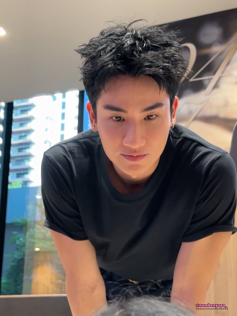 nambenyapa_'s tweet photo. โห พี่โต้พี่ น้องนิว เอ้ย น้องณิตได้เห็นสายตาแบบนี้ทุกวันเลยหรอ 👉🏻👈🏻

#ADogAndAPlaneLIVE
#หมาเห่าเครื่องบิน #Tawan_v https://t.co/IDhWbcRvNN