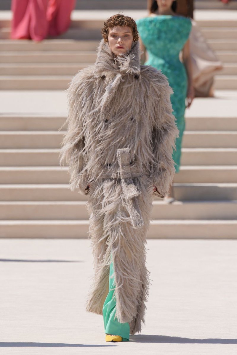 jacquemusx's tweet photo. The very first Balenciaga Couture by Pierpaolo Piccioli!! https://t.co/qOgzZIarNf