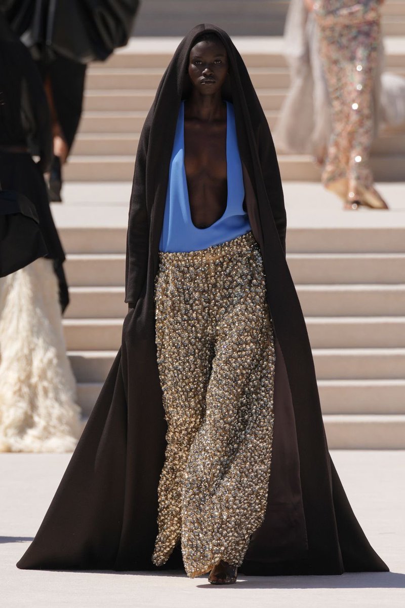 jacquemusx's tweet photo. The very first Balenciaga Couture by Pierpaolo Piccioli!! https://t.co/qOgzZIarNf