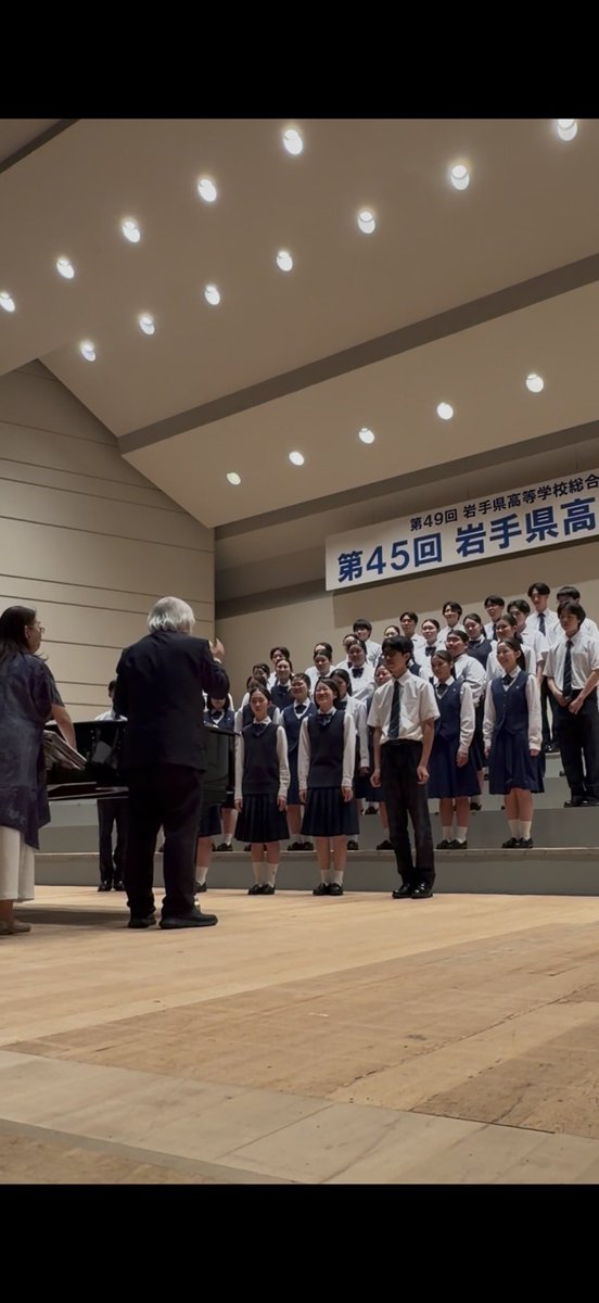 Osaka_H_Schuetz's tweet photo. 岩手訪問記③(7/1盛岡)

岩手県高校文化祭の前日リハーサルに訪問しました。
これからの合唱を担う若い世代との新しい出会いがあり、いつの間にか當間の愛情あふれる熱い指導に！
當間の紡ぐ音楽に高校生の皆さんの目がどんどん輝いていく姿も印象的でした✨

岩手公演詳細▼
https://t.co/FZ4jgp8ijp https://t.co/gVxW2odYqU