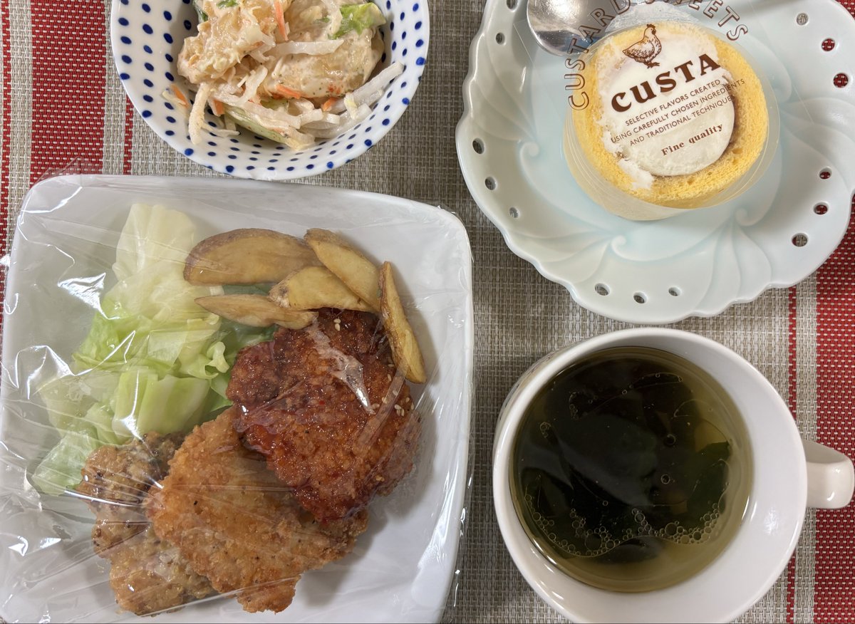 LLrubbishRR's tweet photo. 2026.7.8夕食
惣菜（フライドチキン、エビマヨサラダ）、わかめスープ、ロールケーキ https://t.co/NTrcuaJfd5