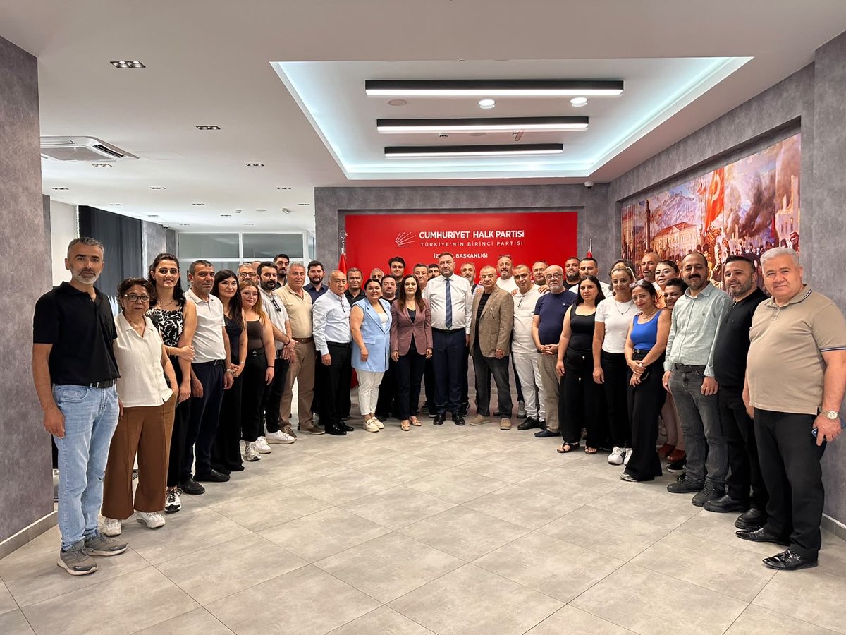 msakirbasak's tweet photo. CHP İzmir İl Başkanımız Utku Gümrükçü’yü, İzmir Milletvekilimiz Sevda Erdan Kılıç ve örgütümüzle birlikte ziyaret ettik. Birlik, ortak akıl ve örgüt iradesiyle Cumhuriyet Halk Partisi'ni iktidara taşıyacağız. https://t.co/gnlZ0gUtuu