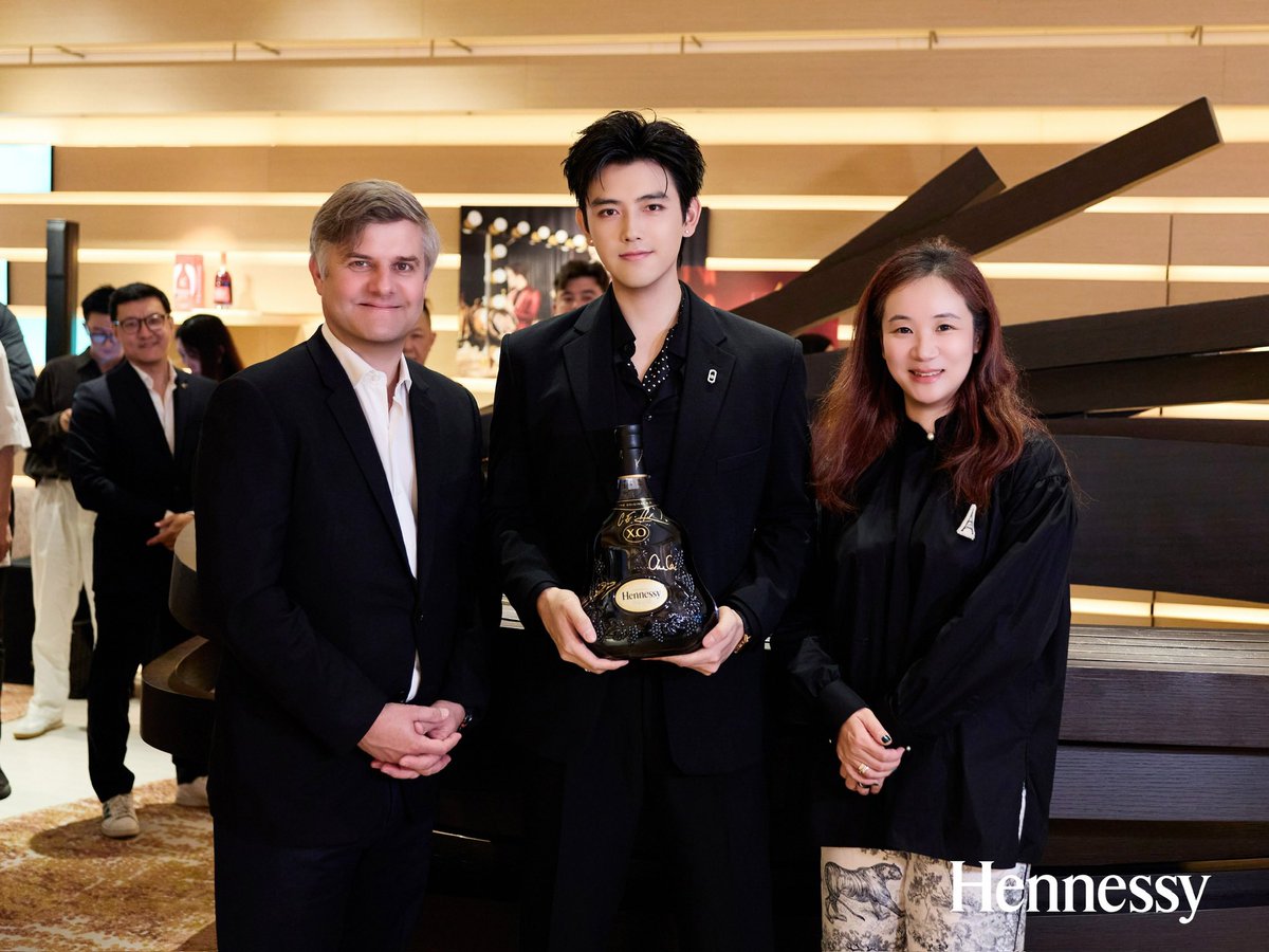 chxnster's tweet photo. “บางความรู้สึก บางช่วงเวลา ควรค่าแก่การเก็บรักษาไว้”

ขอต้อนรับ #เฉินเฟยอวี่ ในฐานะ "แบรนด์แอมบาสเดอร์ผู้รังสรรค์ช่วงเวลาล้ำค่าของ Hennessy" สู่ครอบครัว Hennessy 🥃✨

#ChenFeiyu #ArthurChen #陈飞宇 https://t.co/vwaats4TLG