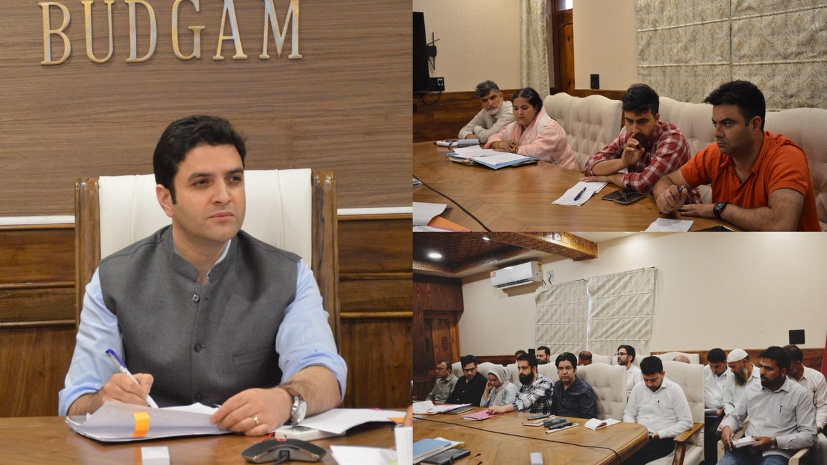 DC_Budgam's tweet photo. DC #Budgam @AtharAamirKhan reviewed PMAY-U &amp; PMAY-U 2.0, directing speedy verification, processing and disposal of pending cases. Stresses adherence to MoHUA guidelines, effective monitoring, timely assistance to eligible beneficiaries &amp; regular progress reviews.
@diprjk https://t.co/mN2VI1WeUX