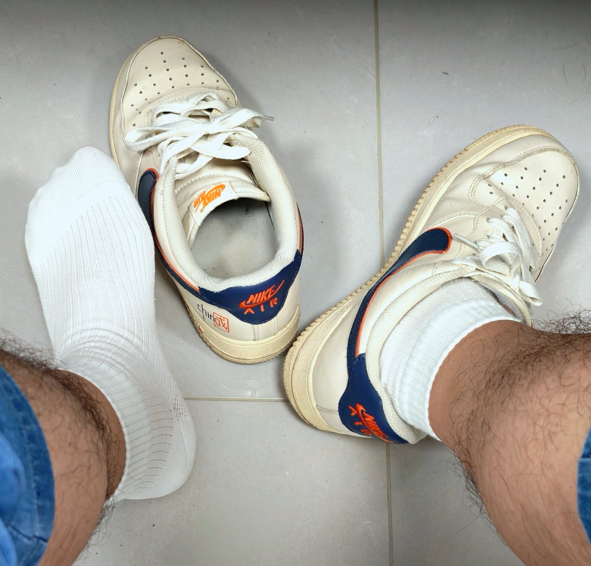 UncleXiongsheng's tweet photo. 赶上雨季怎么穿都会臭，要是台风来了换上雨靴，那味道不敢想 https://t.co/CzHVX5yKPm