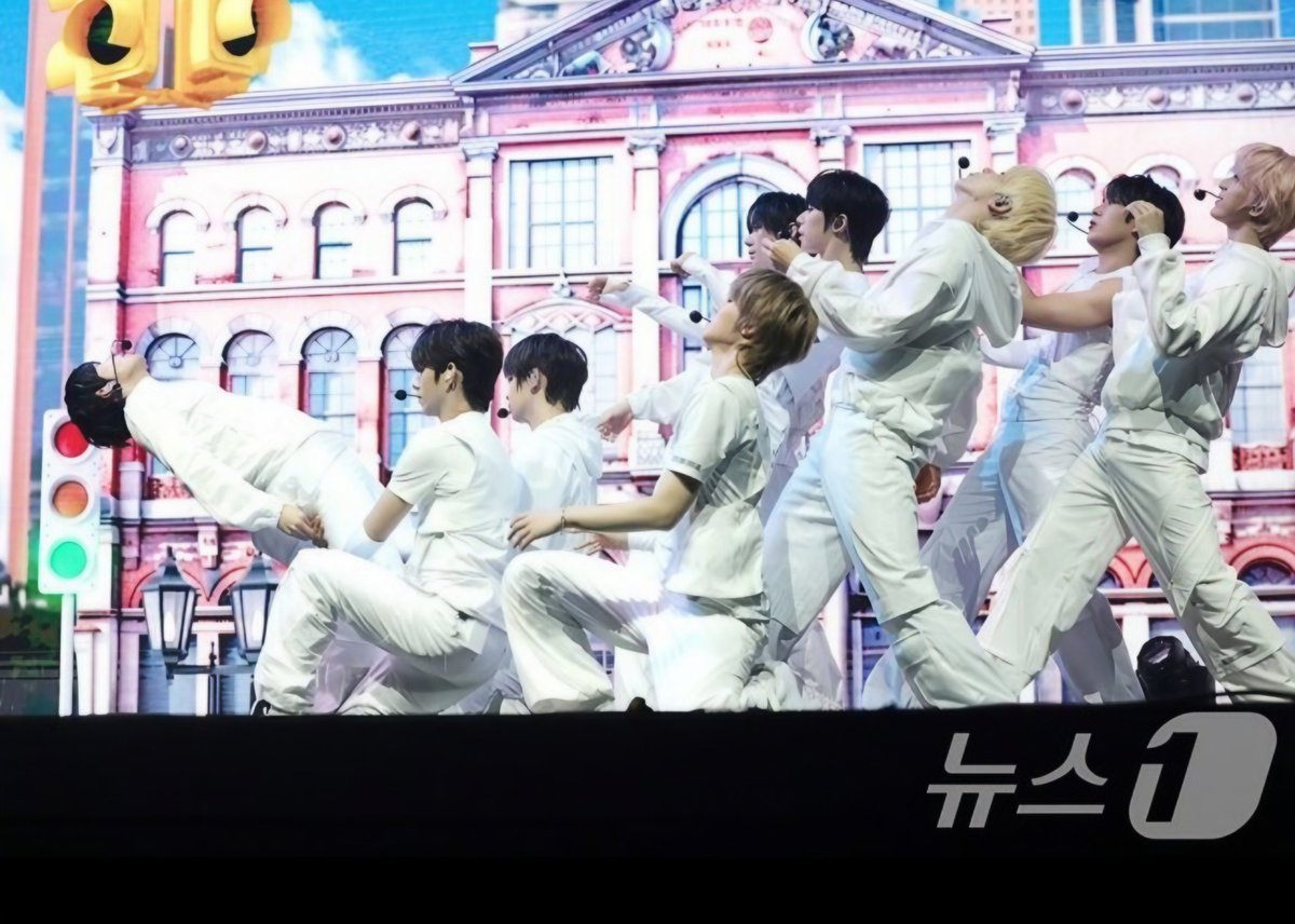 Swicy_Chihen's tweet photo. Whaaaaat?! This whole time it was #BoFei holding onto Chih for the intro part. How strong are they? And the trust they have for each other is unmatched. That's why they frequent the gym.
RUN TO YOU OUT NOW
#AHOF_RunToYou
#AHOF2NDCOMEBACK
#AHOF3rdMiniAlbum
#AHOF #아홉 #RUN_TO_YOU https://t.co/sJpDHgpRf4