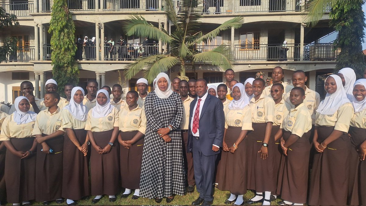 SsenyonjoMosesk's tweet photo. I extend my heartfelt appreciation to Amity SS Nansana for conceiving &amp; successfully implementing such a impactful mentorship program. As a patron of S5 &amp; S6, the opportunity to deliver a career, guidance &amp; counselling talk was both fulfilling &amp; inspiring. https://t.co/cQo8xaDDxc