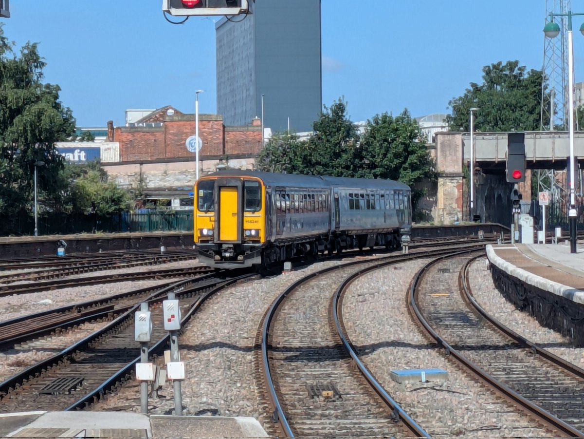 SteelCityDog_'s tweet photo. And the next leg of my journey... Is an amendment to my original plan. 170453 drops me into Hull.
2R04 Scarborough to York via Hull draws in with some rarer Mega Traction... 155341 π
She's taking me on my next leg from Hull to wherever the wind is taking me. #NorthernExplorer https://t.co/YqgylueoVv