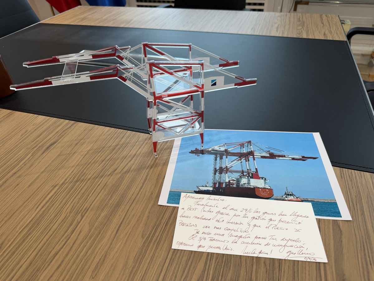 oscar_puente_'s tweet photo. Llegan las nuevas grandes grúas al puerto de Barcelona, que facilitarán la carga y descarga de barcos mayores y optimizarán la competitividad de ese puerto en materia de mercancías. Para que fuese posible hubo que implicar a muchas partes incluido el aeropuerto. Y me llega esto en agradecimiento. Es bonito ver los resultados del trabajo duro y efectivo. ❤️