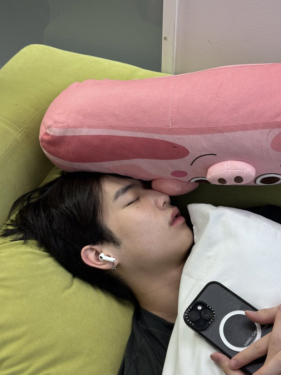 Kanompiiee's tweet photo. จุดประสงค์ของการเอาหมอนหมูปิดหน้า 
1. เอาหมอนบังเเสง 2. จมูกหมูอาจจะนุ่ม 3. อยากเป็นหนึ่งเดียวกับหมูอู๊ด 4. เสนอความคิดเห็นเพิ่มเติม https://t.co/aWJTrDEXoy