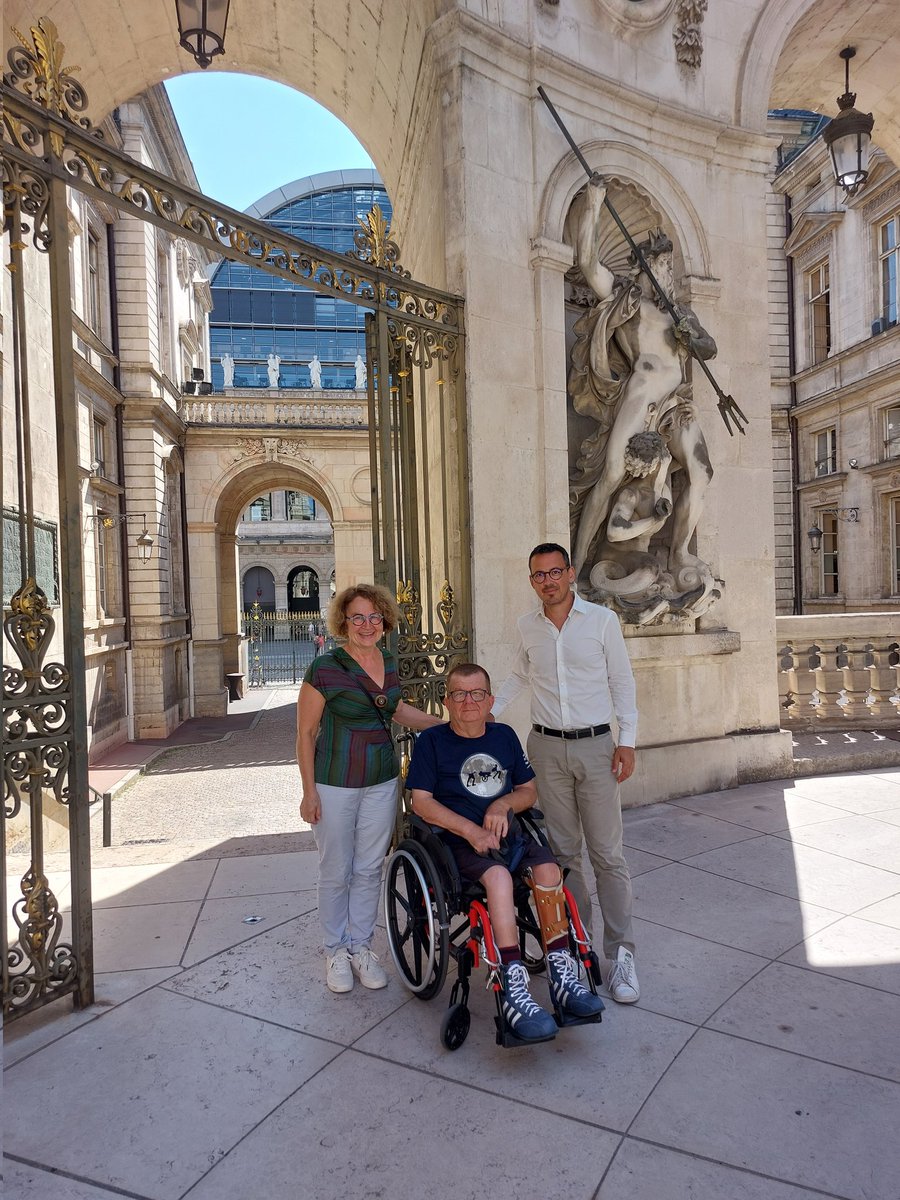 BosettiLaurent's tweet photo. Comme adjoint au maire de #Lyon délégué aux #mobilités, j'ai eu le plaisir d'accueillir le #CARPA, représentant des associations de personnes handicapées, pour poser des enjeux forts : cheminements piétons, stationnement universel, transports en commun...
#handicap #égalité #CCA https://t.co/LCxlPXg0tk