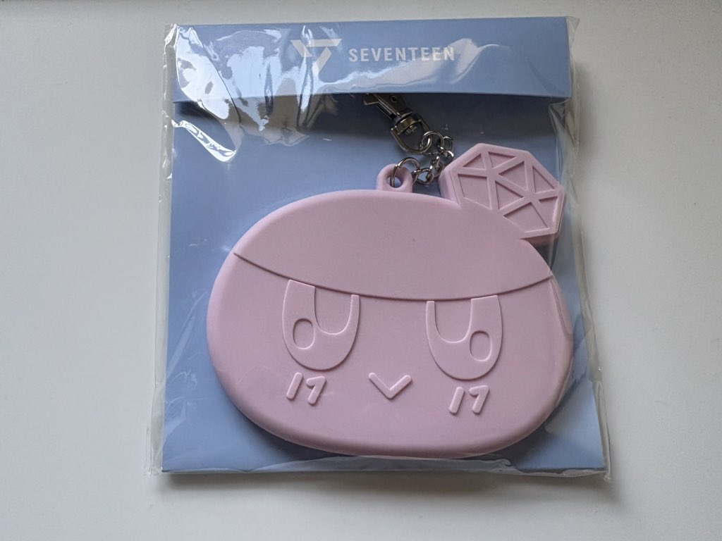 yoo4_95's tweet photo. SEVENTEEN セブチ NEWコン ボンボンイ 缶バッジホルダー

譲　缶バッジホルダー ピンク

求　買取 

フリマアプリでも出品しています
東京公演で購入しました
お求めの方、お気軽にお声掛けください！！ https://t.co/znp6DQ1k2m