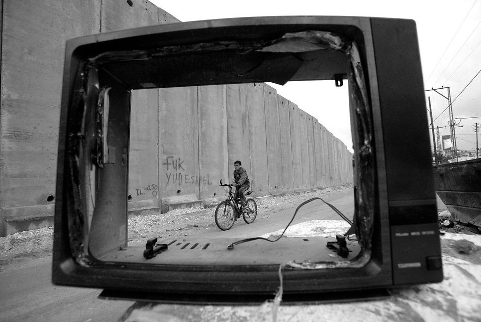 eyeonaxis's tweet photo. The separation wall in the West Bank village of Abu Dis, Palestine in the outskirts of Jerusalem

Photo by Alfred Yaghobzadeh https://t.co/StYXcXDP73
