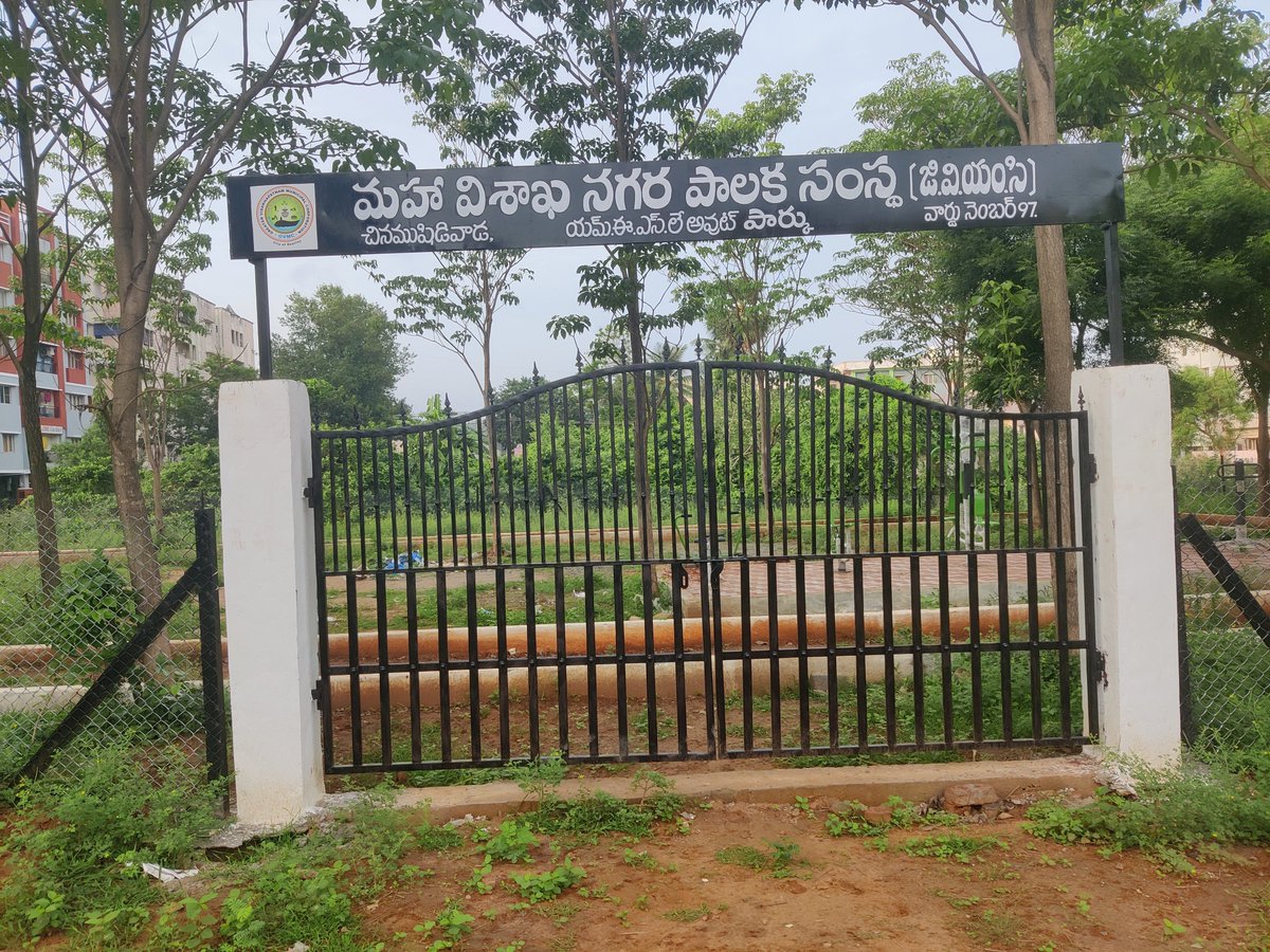 ganesh0702's tweet photo. @gvmcommissioner @ncbn @AndhraPradeshCM @PawanKalyan the park is not maintained, inspite of informing the GVMC ZONE 8, no action is initiated, we observed 2 snakes in the park yesterday, dangerous as children play https://t.co/YbLYhsoGYV