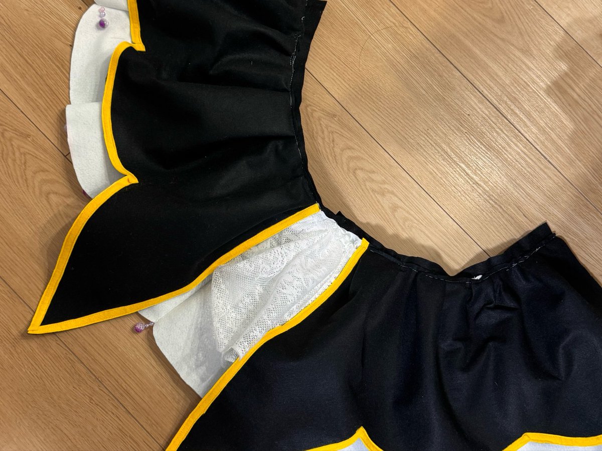 Nonpist1031's tweet photo. それっぽくなってきた！！

……布を折り重ねて?分厚くなってるとこ縫えないんだけど。
あと、黒い糸で縫えばよかったよ！！！！
そういうところだよね！！！！！！！！ https://t.co/dK0ziv3d05