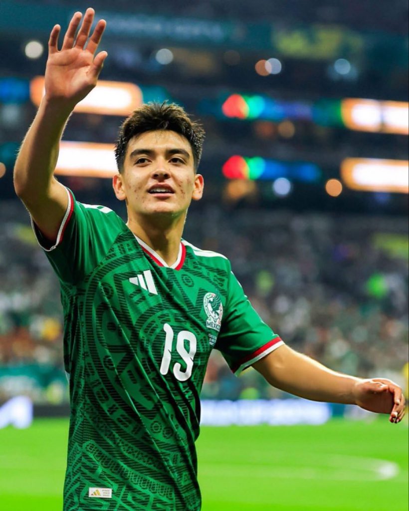 Natureryme1's tweet photo. 🚨🇲🇽 | BREAKING: Chelsea have joined host of premier league clubs showing interest in Mexico sensational 17 years old wonder kid Gilberto Mora. 

Arsenal and Liverpool are also preparing for a move for the 17-year-old Mexico international who was the youngest player at the World Cup.  

The highly-rated attacking midfielder has a £20 million release clause in his newly signed contract with Liga MX side Club Tijuana (Xolos). 

@Ekremkonur | @El_Universal_Mx | #CFC