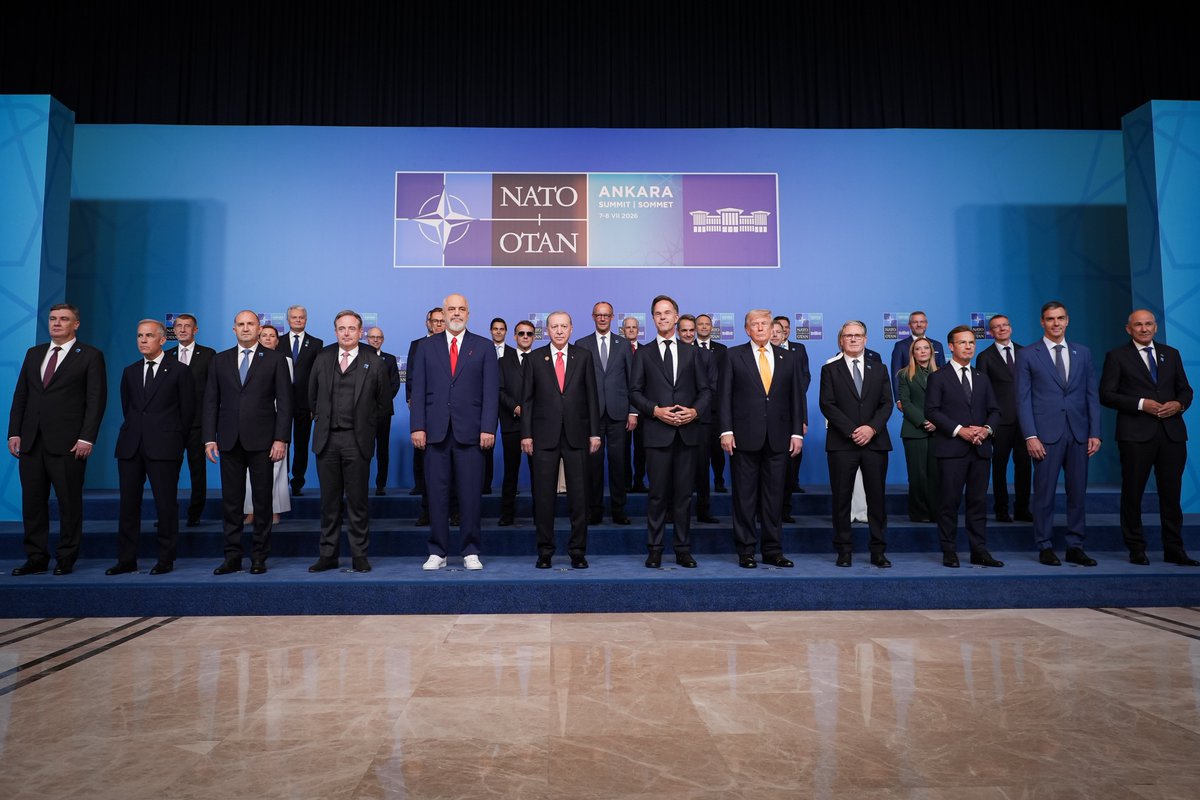 RTEdijital's tweet photo. Cumhurbaşkanımız @RTErdogan, Ankara'da düzenlenen NATO Zirvesi'nde aile fotoğrafı çekimine katıldı. https://t.co/Kcm0xvqD1s
