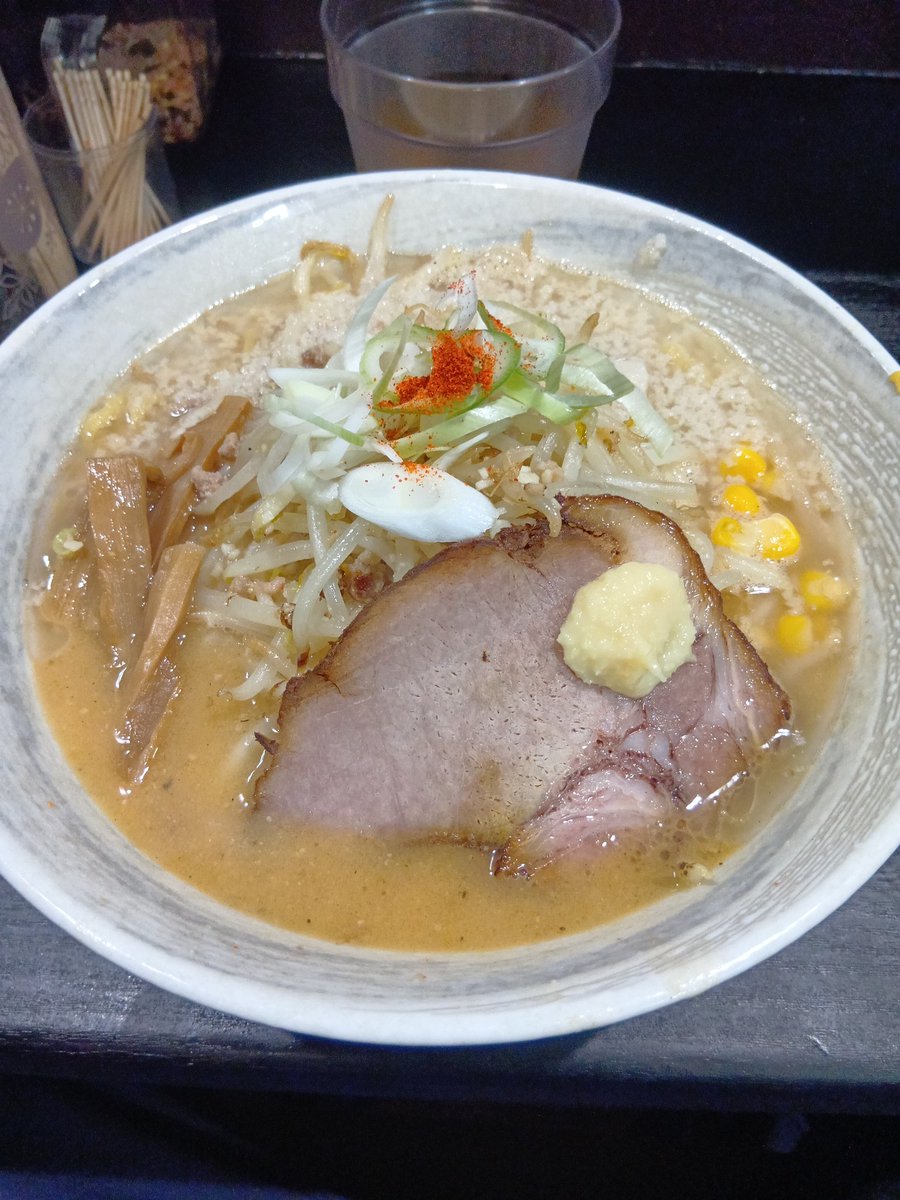 bueru's tweet photo. 麺屋エイトで晩飯。濃厚味噌ラーメンと2日間限定えびの和え玉です。濃厚味噌は安定の旨さ、そしてえびの和え玉がまたウマい！濃厚味噌のスープをかけて濃厚海老味噌にするのめっちゃ良い…… https://t.co/1nq0o45wUM