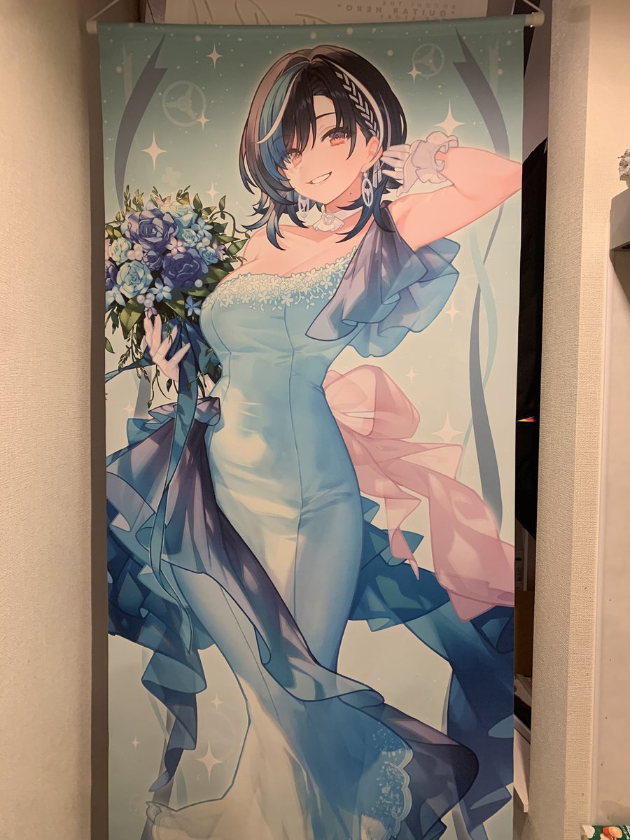 haru003307's tweet photo. 前投稿には等身ちはとホロフレ載ってなかったからこちらに
玄関開けたらおかえりしてくれるんだー！

はい、生誕ライブまであと1時間切りました
ソロ曲来るよね！生誕グッズもくるよね！
ギター弾き語りするよね！
ワクワクがとまらへん
 #輪堂千速生誕祭2026 https://t.co/xcMAsQT0R1