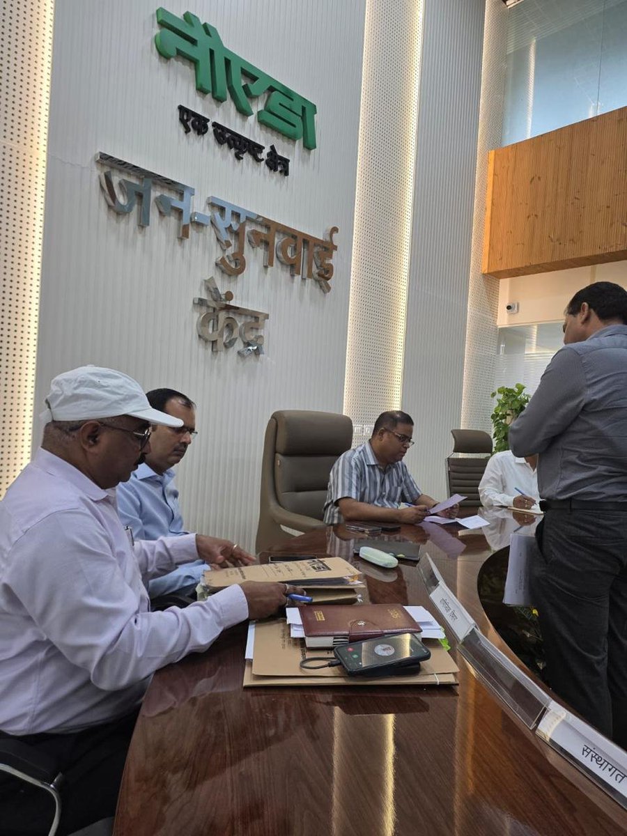 noida_authority's tweet photo. आज सेक्टर-96 स्थित नोएडा प्राधिकरण मुख्यालय में मुख्य कार्यपालक अधिकारी (CEO) श्री कृष्णा करुणेश जी की अध्यक्षता में 'जनसुनवाई' कार्यक्रम आयोजित किया गया।
सुनवाई में नागरिकों ने विभिन्न विभागों से संबंधित अपनी समस्याएं साझा कीं। @CEONoida ने सभी मामलों का संज्ञान लेते हुए संबंधित अधिकारियों को तत्काल प्रभाव से गुणवत्तापूर्ण निस्तारण के निर्देश दिए। इस अवसर पर प्राधिकरण के सभी वरिष्ठ अधिकारी मौजूद रहे।
#NoidaAuthority 
#Jansunwai2026
#CleanNoidaGreenNoida