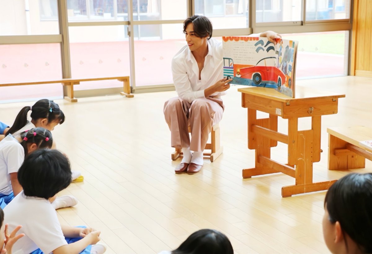 touma_rose's tweet photo. 先日、「薔薇色の人生プロジェクト」で
集まったロスフラワーちゃんたちの想いを、絵本という形に変えて、特別支援学校の子どもたちへ届けてきました。🌹📚

そして、ずっと叶えたかった「読み聞かせ」もすることができました。

ページをめくるたびに目を輝かせ、笑ったり、驚いたり、真剣に耳を傾けてくれる子どもたち。届けたつもりだった僕が、一番大きな贈り物をもらっていました。

花には、人を笑顔にする力がある。
物語には、人の心を育てる力がある。

ロスフラワーだった花たちも、今度は子どもたちの心の中で、新しい命として咲き続けてくれると信じています。

くすのき皆さん、本当にありがとうございました🌹そして、このプロジェクトを応援してくださる皆さんにも、心から感謝しています。

#愛の輪　#當間ローズ