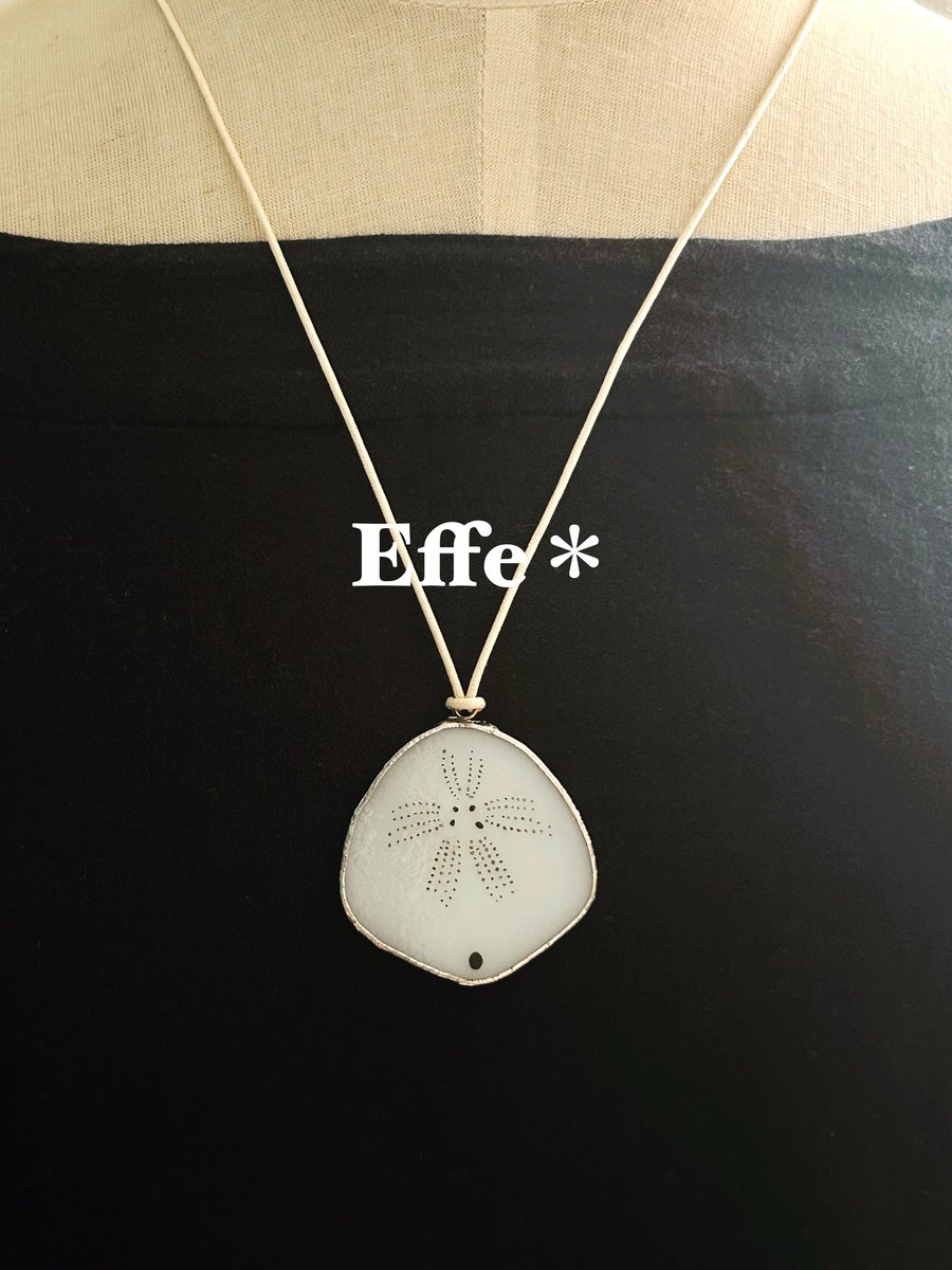 effe_ketsumedo's tweet photo. 相方がナミダノシズクカシパンの時計を新しい技法で作っていたから

それならもっと小さくしてペンダントトップ作れんじゃん！！

って言ったらなんか渋々作ってくれたんだけど、これめちゃくちゃ可愛い💕と思うの私だけ？
相方はえーって顔してたけど、欲しい！って人いるよね？

#博物ふぇす https://t.co/kH49IvMysx