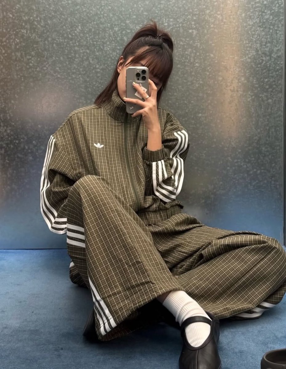 S_HangerLuck's tweet photo. インスタに突如現れたチェックのadidasが可愛すぎるんだが、日本でも販売はありますか⁉️ https://t.co/JMGmKvEb8v