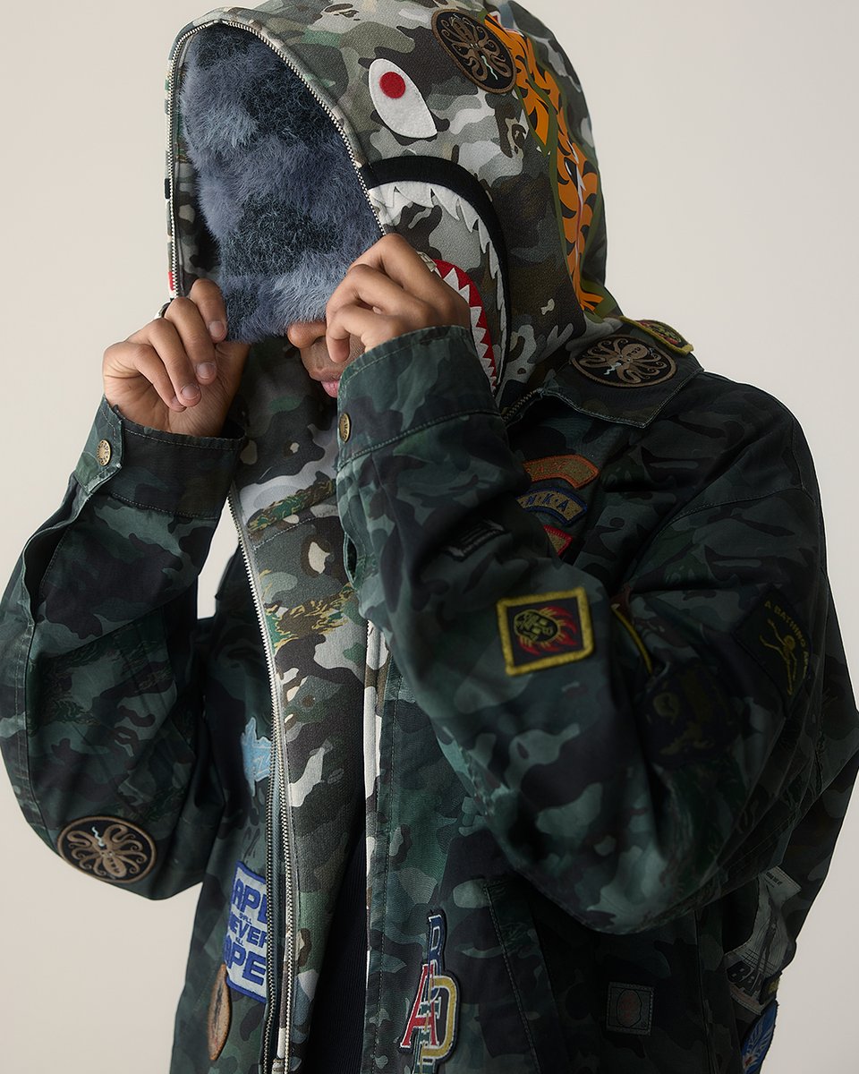 BAPEOFFICIAL's tweet photo. The All-American Sports Fused BAPE® FW26

Drawing inspiration from classic American collegiate sports and arena traditions, the FW26 collection blends bold team graphics with technical fabrics to create a versatile aesthetic with a commanding street presence

Available now at BAPE STORE® and https://t.co/IBXRBlilL2.

#ABATHINGAPE #BAPE #BAPEFW26