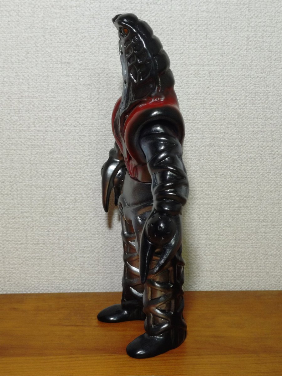 ブルマァク復刻のゴドラ星人 黒成型で比較的劇中に近いカラーリング 横